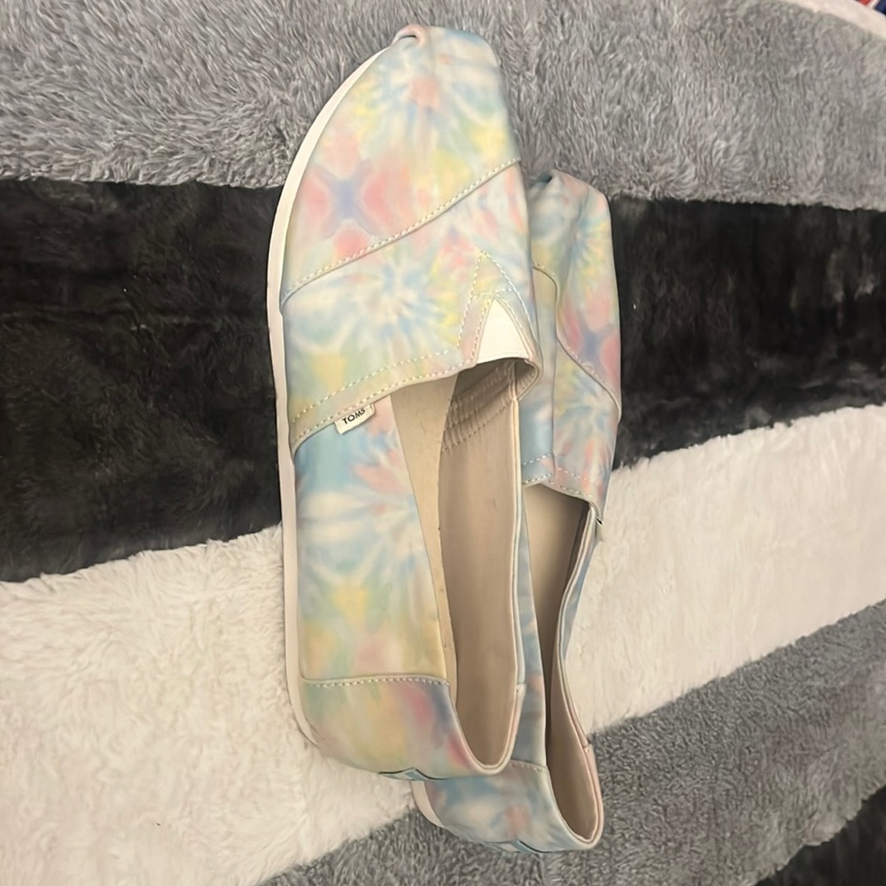Tom’s 11 women’s pale tie dye shoes